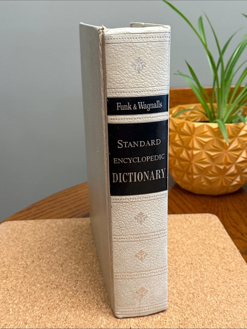 Vintage 1972 Funk & Wagnalls Encyclopedic Dictionary Hardcover Text Book Large - Picture 4 of 10